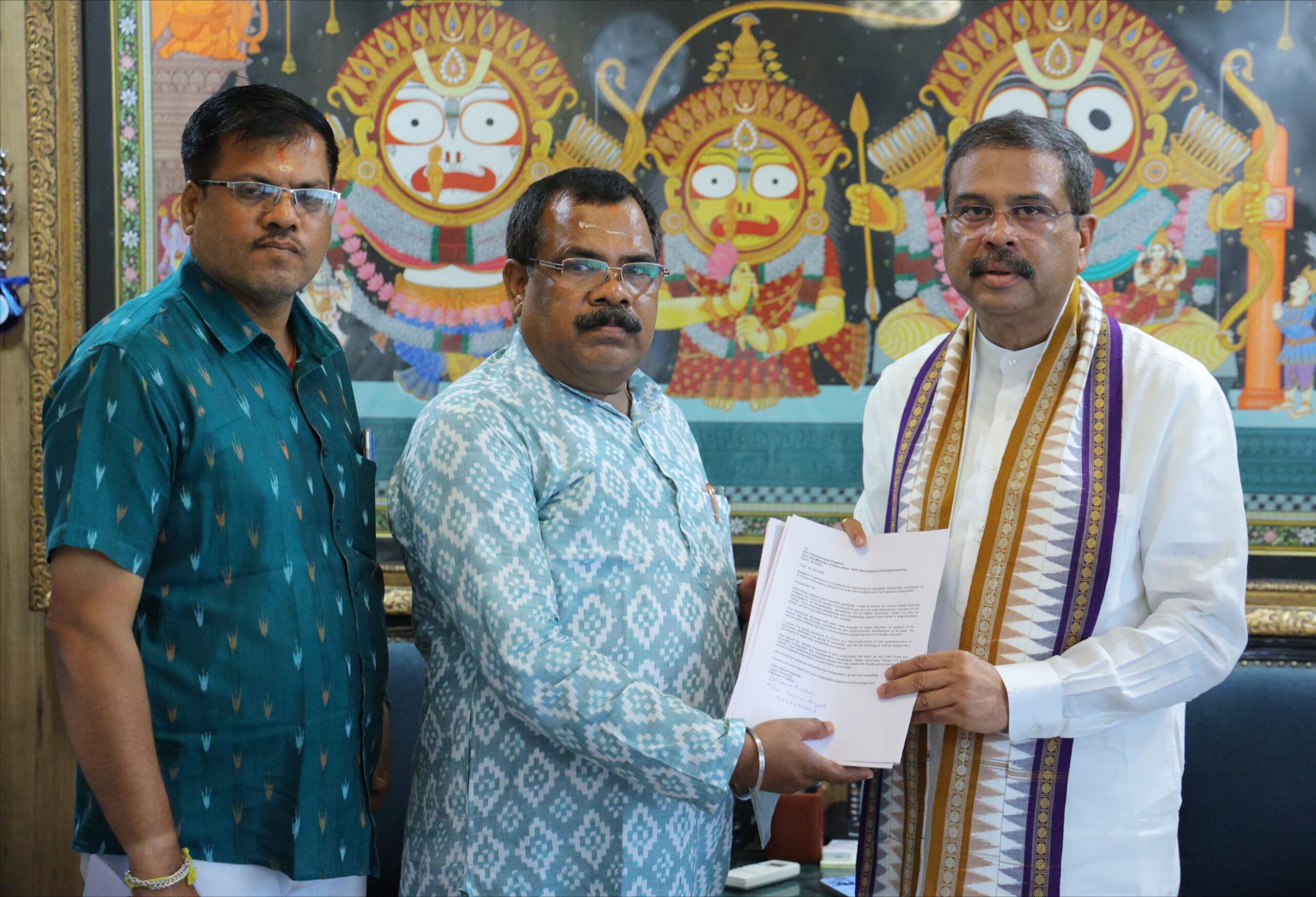 କେନ୍ଦ୍ର ଶିକ୍ଷାମନ୍ତ୍ରୀ ଓ ଙ୍କୁ ଭେଟିଲେ ପୂର୍ବତନ ଭାଜପା ଜିଲ୍ଲା ସଭାପତି ଓ କୋଷାଧ୍ୟକ୍ଷ